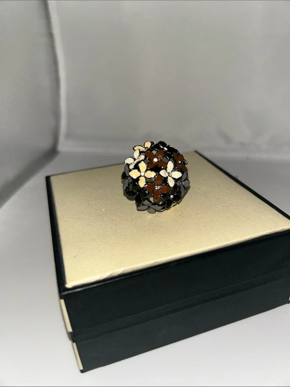 Joan Rivers floral bouquet ring browns creams clear rhinestones any occasion
